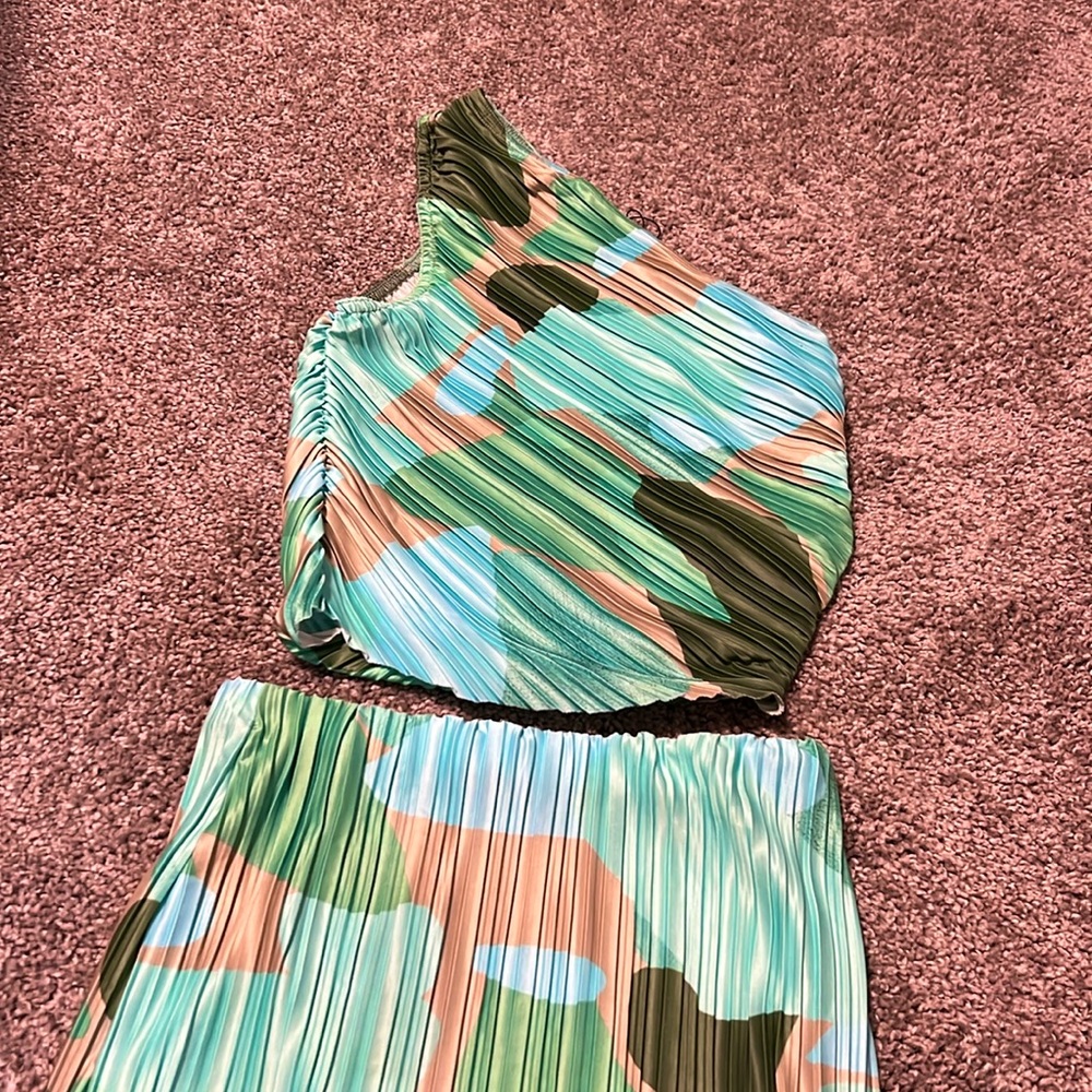 Pretty Little Thing 2 piece set! Size 2, NWT! Blue/green plisse top + skirt